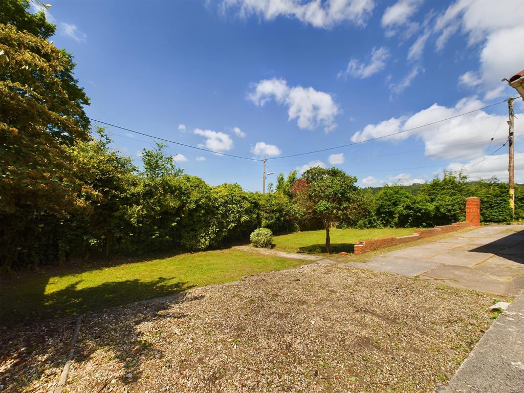 Mount Pleasant, Tonna, Neath, SA11 2 bed bungalow £895 pcm (£207 pw)