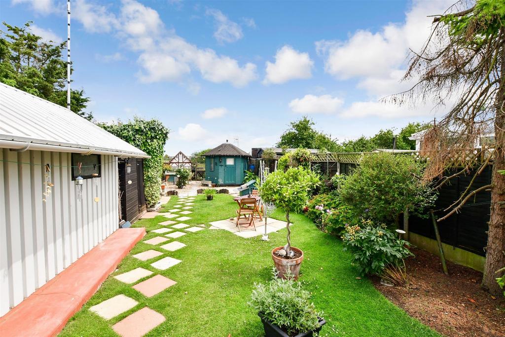 Colewood Road, Swalecliffe, Whitstable, Kent 1 bed detached bungalow