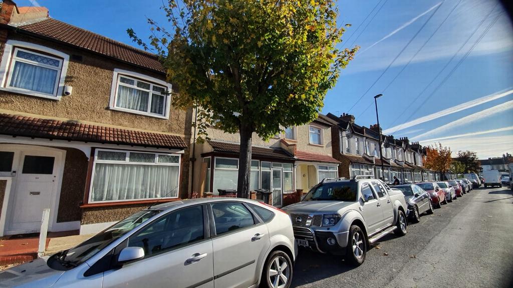 Thornton Heath, London CR7 3 bed apartment for sale £390,000