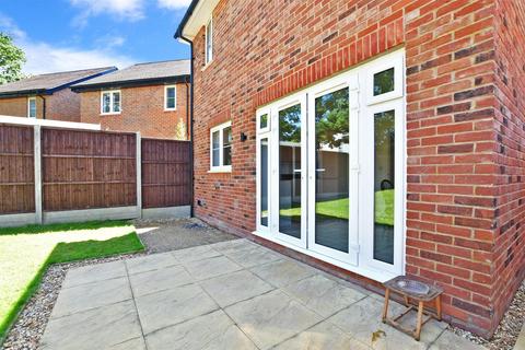 38 Bramley Vale, Cranleigh, GU6 7FY