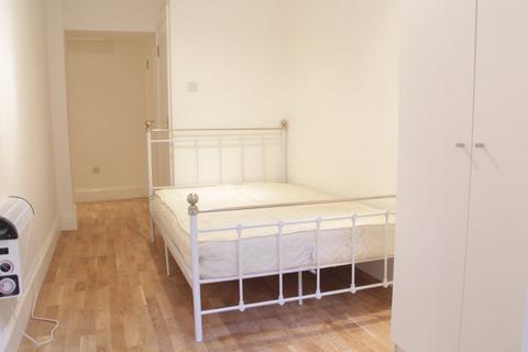 Studio to rent, Blythe Road, Kensington Olympia, W14