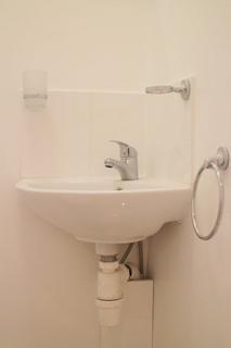 Studio to rent, Blythe Road, Kensington Olympia, W14