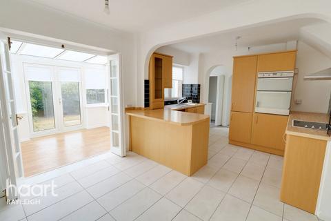 4 Blower Close, Rayleigh, SS6 8HW