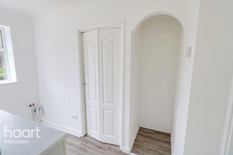 4 Blower Close, Rayleigh, SS6 8HW