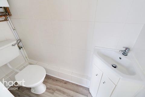 4 Blower Close, Rayleigh, SS6 8HW
