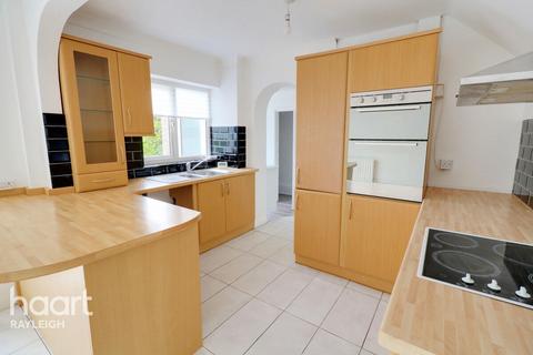 4 Blower Close, Rayleigh, SS6 8HW