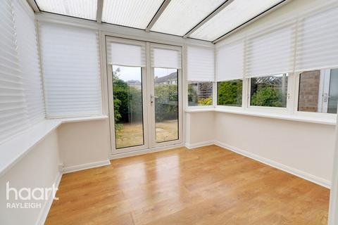 4 Blower Close, Rayleigh, SS6 8HW