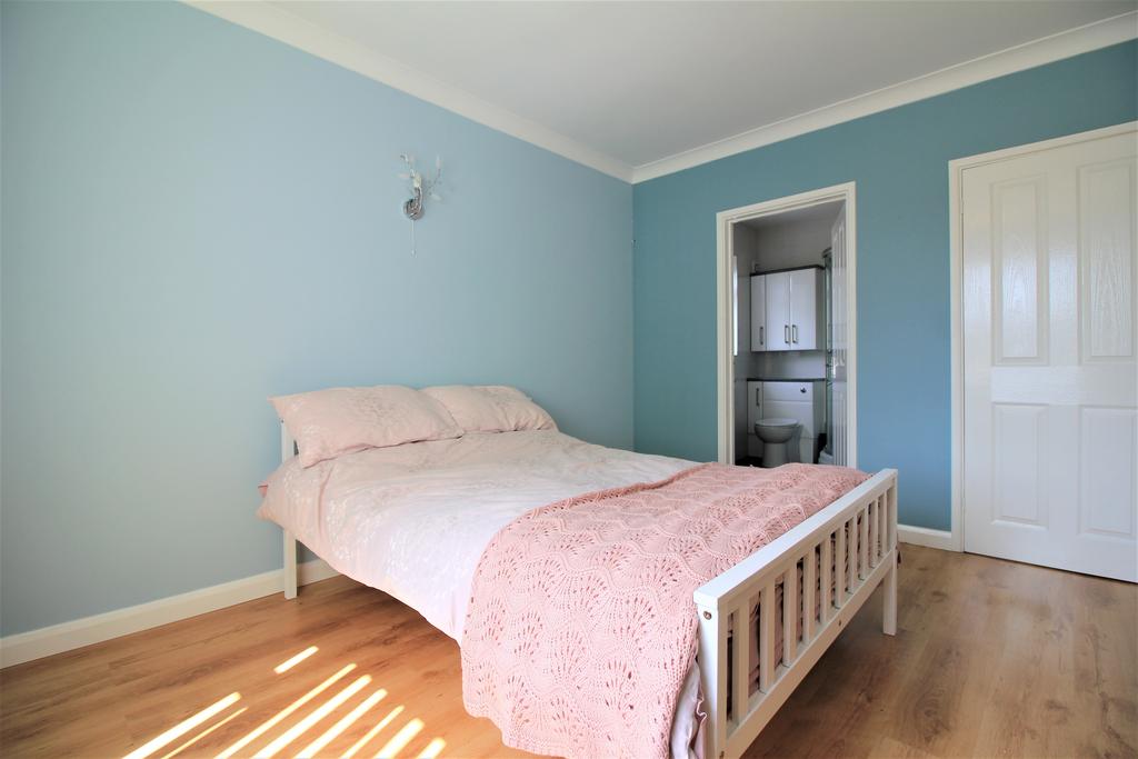 Ivy Road, Spixworth NR10 4 bed detached house to rent £2,500 pcm (£