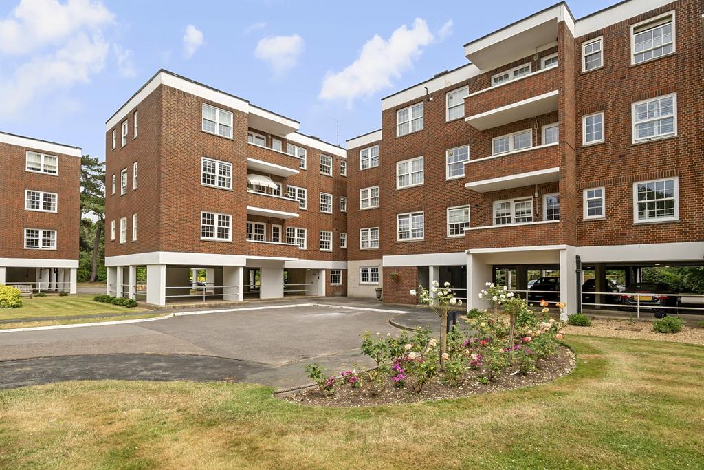 Bulstrode Court, Gerrards Cross, Buckinghamshire, SL9 3 bed apartment