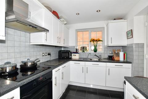 6 Demozay Close, Hawkinge, Folkestone, CT18 7PL