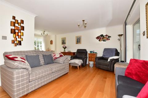 6 Demozay Close, Hawkinge, Folkestone, CT18 7PL