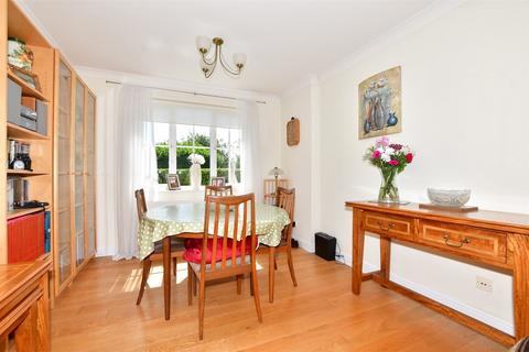 6 Demozay Close, Hawkinge, Folkestone, CT18 7PL