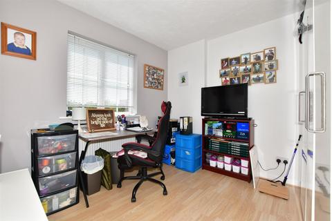 6 Demozay Close, Hawkinge, Folkestone, CT18 7PL