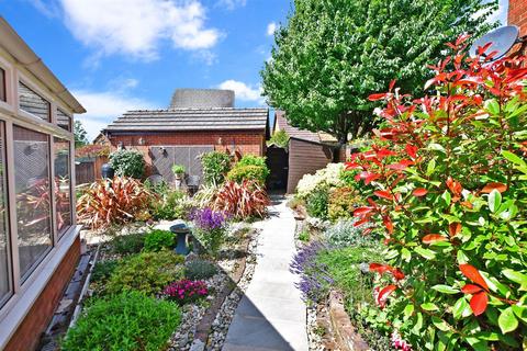 6 Demozay Close, Hawkinge, Folkestone, CT18 7PL