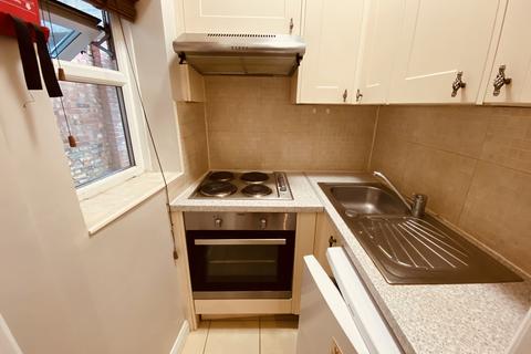 Studio to rent, Queens Avenue, London N10