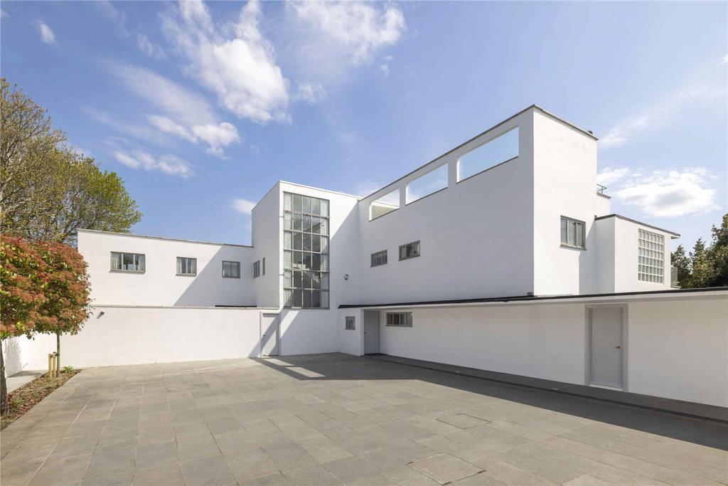 Exterior/Forecourt