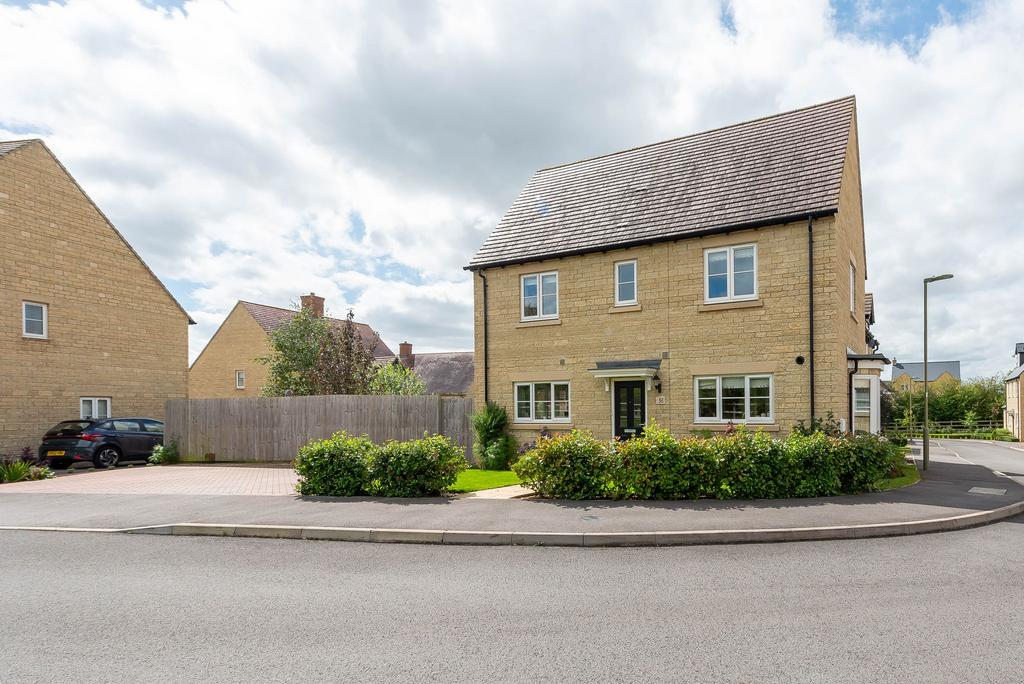Spring Meadow, Witney, OX28 3 bed semidetached house for sale £400,000