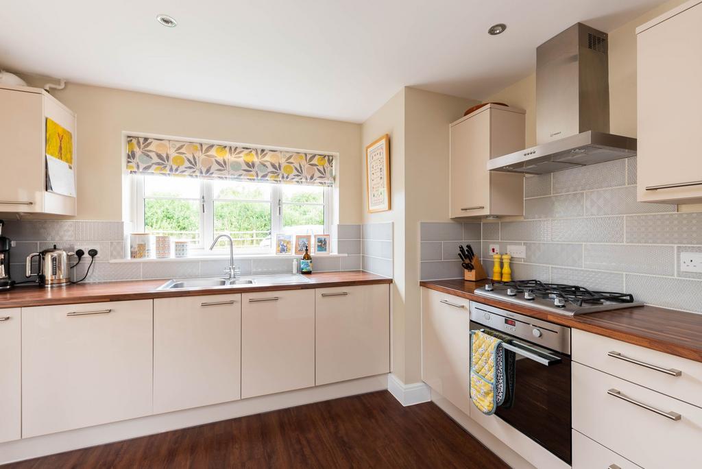 Spring Meadow, Witney, OX28 3 bed semidetached house for sale £400,000