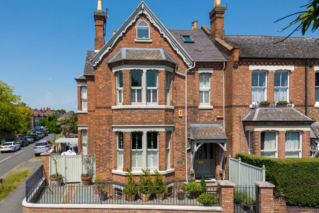 Rugby Road, Leamington Spa, Warwickshire CV32 6EH 6 bed semidetached