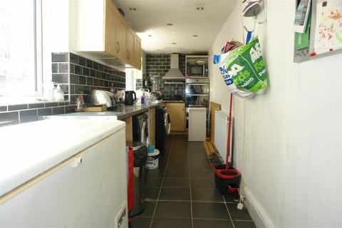 212 Greenacres Road, Oldham, OL4 3EW