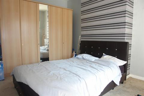 212 Greenacres Road, Oldham, OL4 3EW