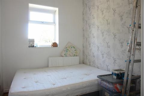 212 Greenacres Road, Oldham, OL4 3EW
