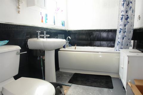 212 Greenacres Road, Oldham, OL4 3EW