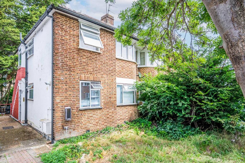 Runnymede, Colliers Wood, London, SW19 2 bed for sale £330,000