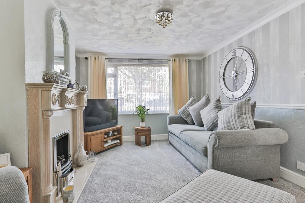 Highfield Close, SuttonOnHull, Hull, HU7 4UA 3 bed semidetached