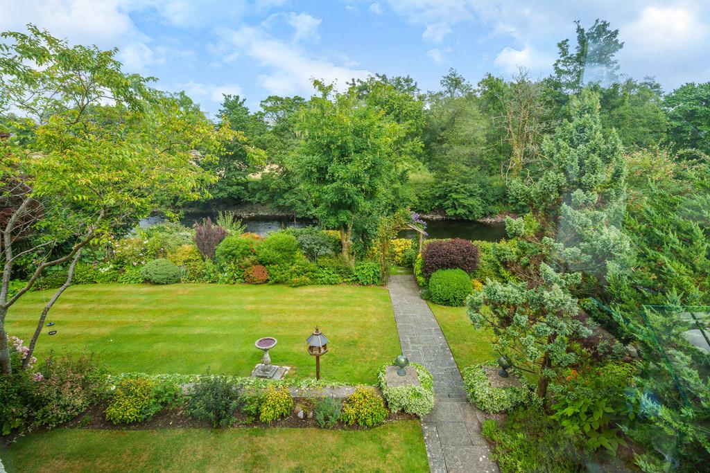 View from the first floor over the garden and rive