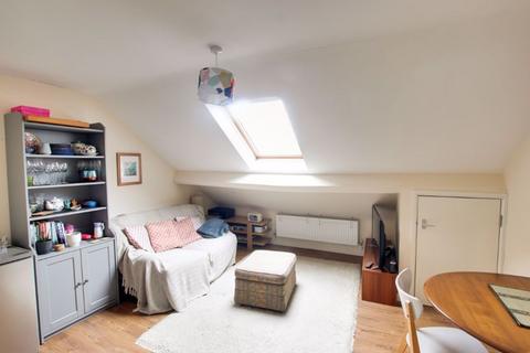 2 bedroom apartment to rent, Wellsway, Bath