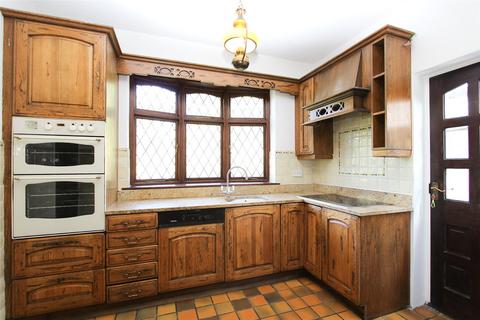 3 bedroom detached house to rent, Priory Crescent, Southend-on-Sea, Essex, SS2