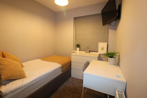 1 bedroom in a flat share to rent, Clifton Street - F