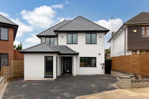 8 Poynings Way, London, N12 7LP