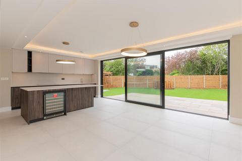 8 Poynings Way, London, N12 7LP
