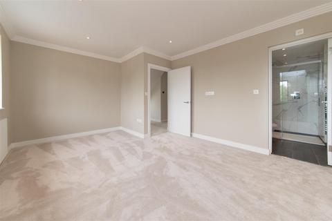 8 Poynings Way, London, N12 7LP