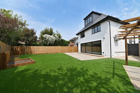 8 Poynings Way, London, N12 7LP