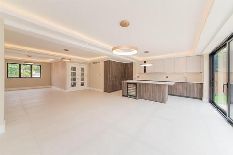 8 Poynings Way, London, N12 7LP