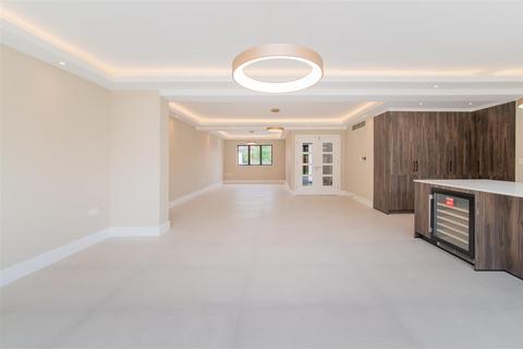8 Poynings Way, London, N12 7LP