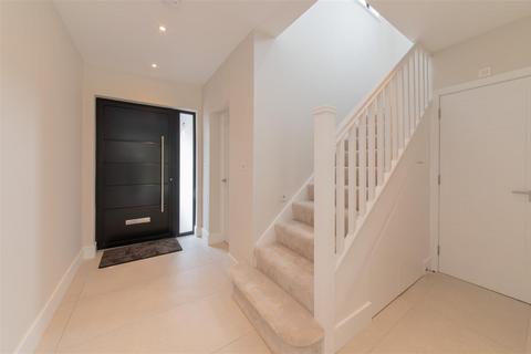 8 Poynings Way, London, N12 7LP