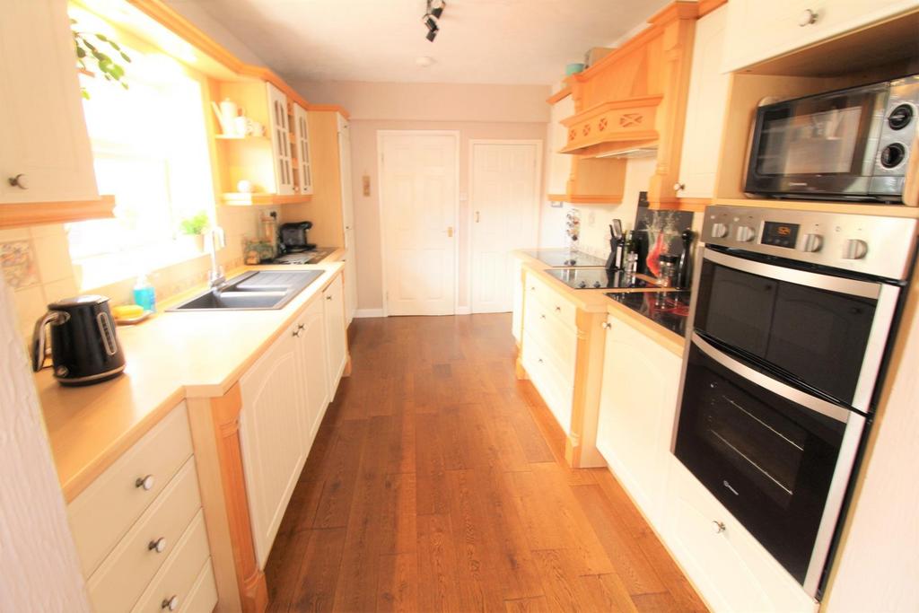 Breakfasting kitchen