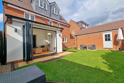 5 bedroom detached house for sale, Yeats Drive, Warwick
