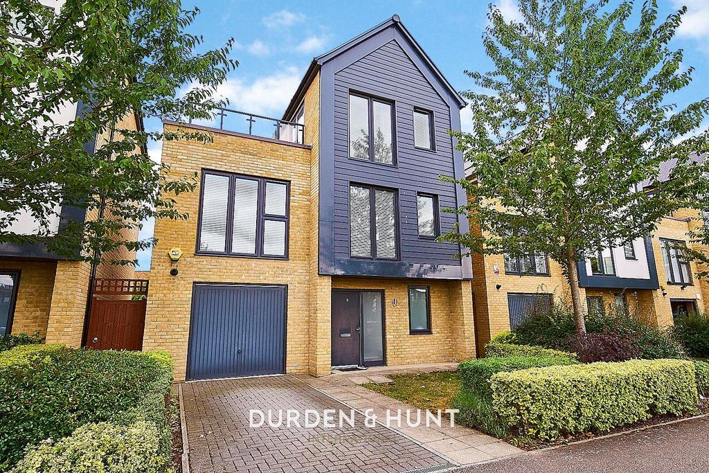 Elderberry Close, Romford, RM3 4 bed detached house for sale £825,000