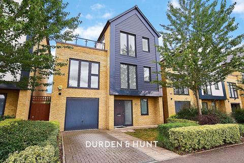 9 Elderberry Close, Romford, RM3 0JY