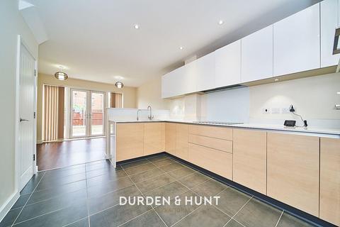9 Elderberry Close, Romford, RM3 0JY
