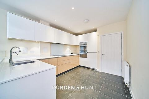 9 Elderberry Close, Romford, RM3 0JY