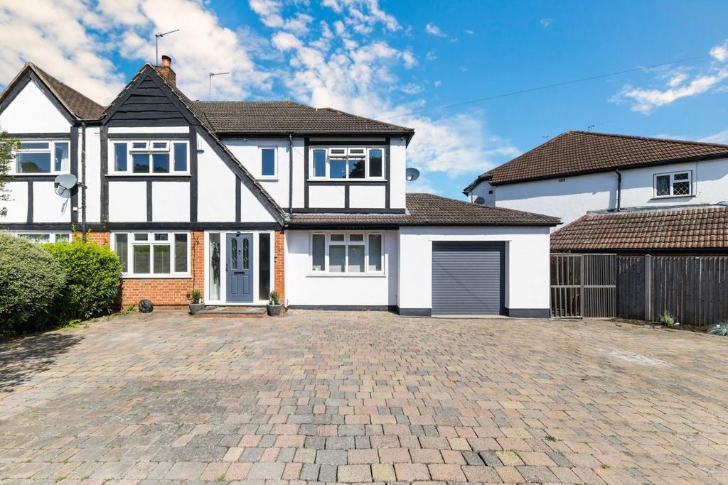Grafton Road, Worcester Park KT4 4 bed semidetached house £800,000