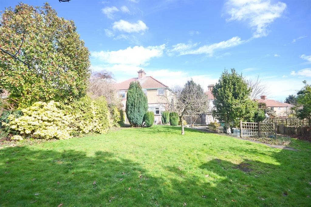 Woodland Gardens, Isleworth 3 bed semidetached house £650,000