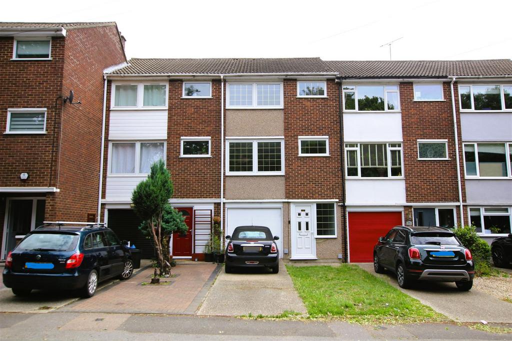 Geary Drive, Brentwood 3 bed house £1,795 pcm (£414 pw)