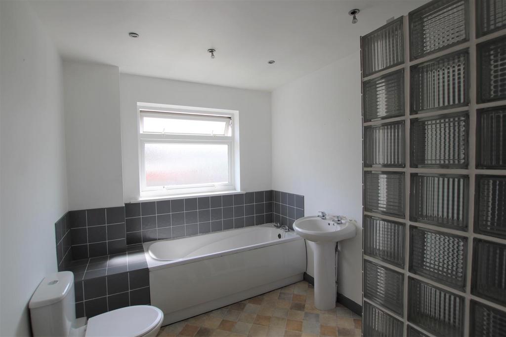 Geary Drive, Brentwood 3 bed house £1,795 pcm (£414 pw)